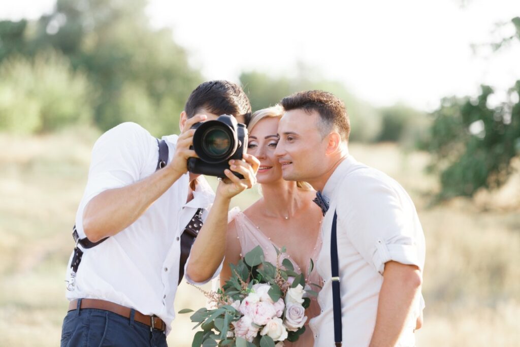 mariés et leur photographe de mariage