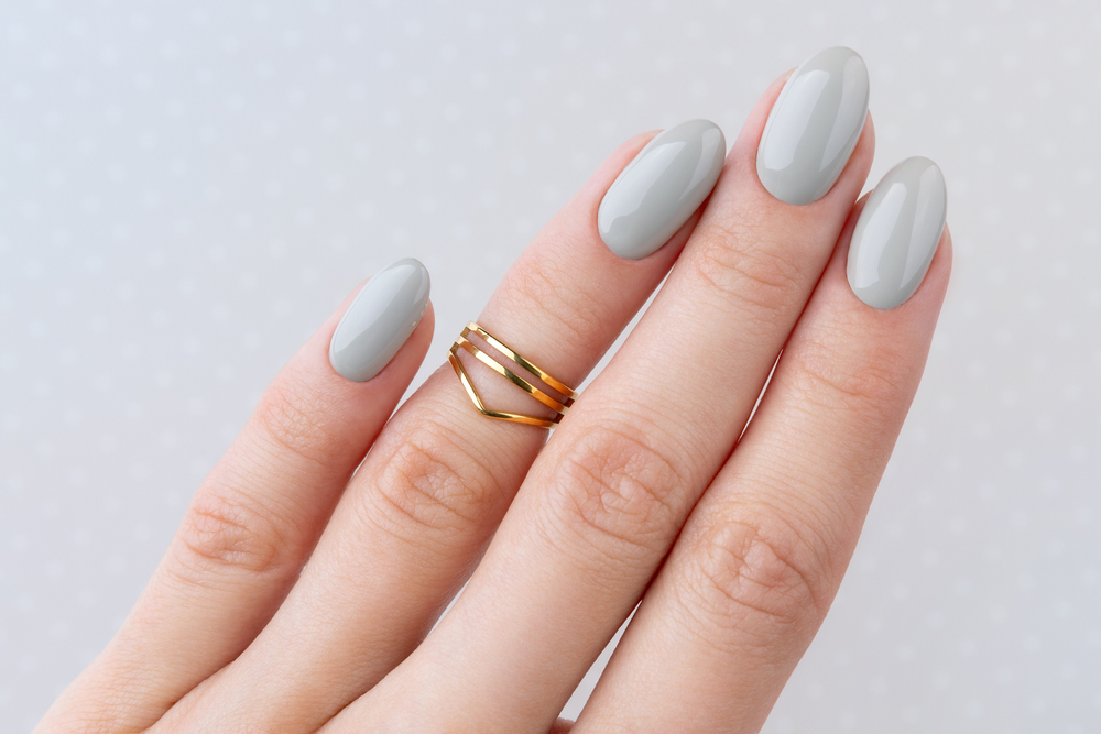 ongles mariage gris
