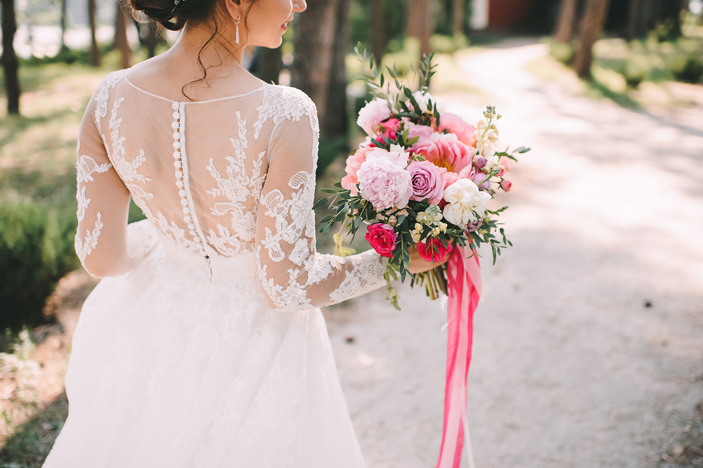 Comment bien choisir et porter une robe de mariée manches longues
