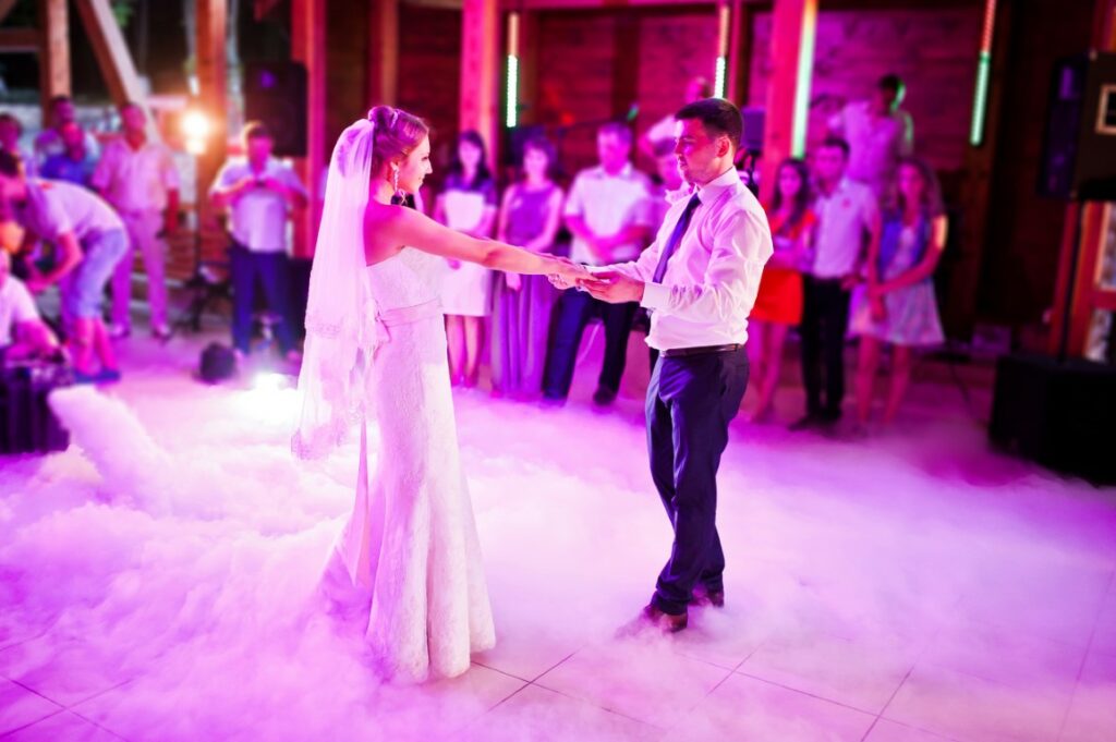 couple de mariés qui dansent