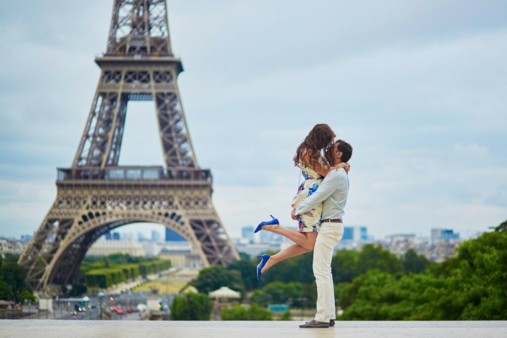 jeunes mariés qui s'embrassent sous la tour Eiffel